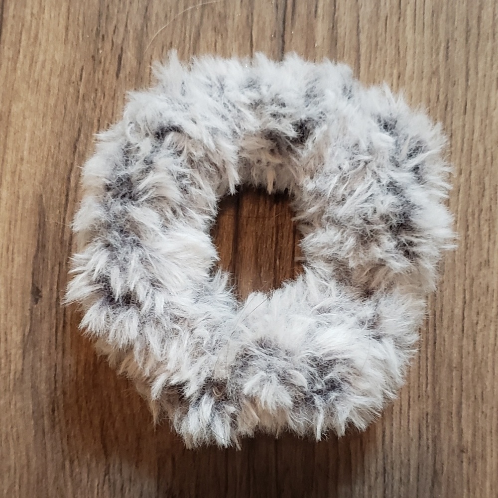 5 Furry scrunchies